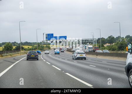 Londra, Regno Unito - 30 giugno 2023: Segnali stradali e traffico M25. Foto Stock