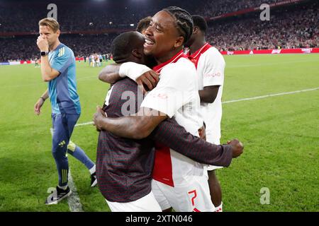 Amsterdam, Paesi Bassi. 15 agosto 2024. AMSTERDAM, 15-08-2024, JohanCruyffStadium Football UEFA Europa League stagione 2024/2025. Panoramica dello stadio prima della partita Ajax - Panathinaikos. Carlos Forbs e Steven Bergwijn celebrano la vittoria dopo la partita crediti: Pro Shots/Alamy Live News Foto Stock