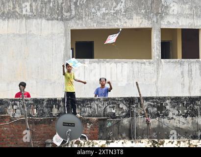 NOIDA, INDIA - 15 AGOSTO: Persone che volano aquiloni dai tetti in occasione del 78° giorno dell'indipendenza al settore 31, il 15 agosto 2024 a Noida, India. Il tema del giorno dell'indipendenza di quest'anno è "ViksitBharat@2047". Il 15 agosto è il giorno in cui l'India è stata dichiarata libera dalle grinfie degli inglesi, che hanno governato il paese per più di 200 anni. Questo è tra i giorni nazionali in cui gli indiani ricordano i combattenti per la libertà che hanno sacrificato e dedicato la loro vita alla libertà del paese. (Foto di Sunil Ghosh/Hindustan Times/Sipa USA ) Foto Stock