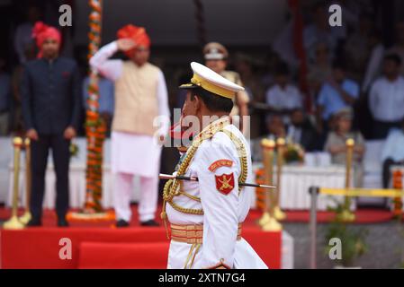 GURUGRAM, INDIA - 15 AGOSTO: PWD e il ministro della sanità pubblica e dell'ingegneria Dr. Banwari Lal prende il saluto della parata durante le celebrazioni del 78 ° giorno dell'indipendenza allo stadio Tau devi Lal nel settore 38 vicino Rajiv chowk, il 15 agosto 2024 a Gurugram, India. Il tema del giorno dell'indipendenza di quest'anno è "ViksitBharat@2047". Il 15 agosto è il giorno in cui l'India è stata dichiarata libera dalle grinfie degli inglesi, che hanno governato il paese per più di 200 anni. Questo è tra i giorni nazionali in cui gli indiani ricordano i combattenti per la libertà che hanno sacrificato e dedicato la loro vita alla libertà del cou Foto Stock