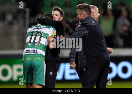 Graham Burke (a sinistra) degli Shamrock Rovers festeggia con il manager Stephen Bradley dopo la vittoria nel terzo turno di qualificazione dell'Europa League, 2a tappa al Tallaght Stadium di Dublino. Data foto: Giovedì 15 agosto 2024. Foto Stock