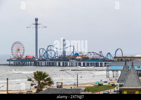 Galveston Pleasure Pier su Seawall Drive. Foto Stock