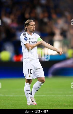 Varsavia, Polonia. 14 agosto 2024. Luka Modric del Real Madrid CF adatta la fascia da capitano durante la partita di calcio della Supercoppa UEFA 2024 tra il Real Madrid CF e l'Atalanta BC. Crediti: Nicolò campo/Alamy Live News Foto Stock