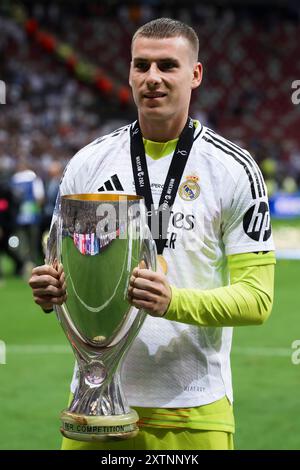 Varsavia, Polonia. 14 agosto 2024. Andriy Lunin del Real Madrid CF posa con il trofeo durante la cerimonia di premiazione successiva alla partita di calcio della Supercoppa UEFA 2024 tra il Real Madrid CF e l'Atalanta BC. Crediti: Nicolò campo/Alamy Live News Foto Stock