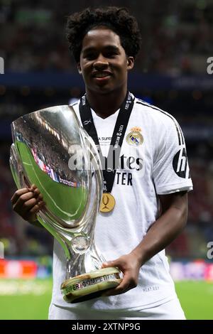 Varsavia, Polonia. 14 agosto 2024. Endrick del Real Madrid CF posa con il trofeo durante la cerimonia di premiazione successiva alla partita di calcio della Supercoppa UEFA 2024 tra il Real Madrid CF e l'Atalanta BC. Crediti: Nicolò campo/Alamy Live News Foto Stock