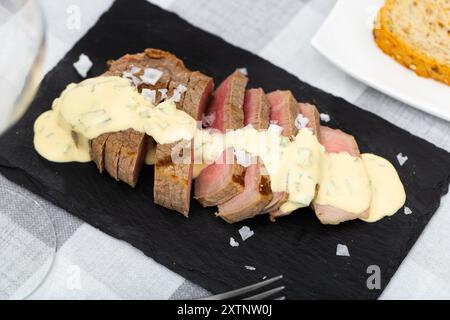 Vitello arrosto servito con salsa tartara Foto Stock