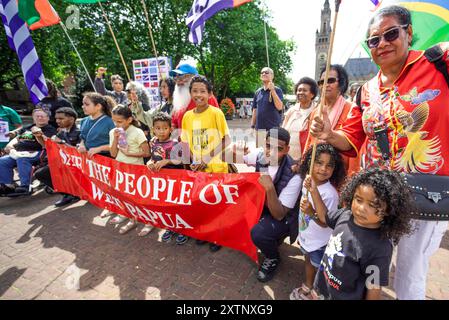 L'Aia, Paesi Bassi. 15 agosto 2024. I manifestanti tengono uno striscione e bandiere durante la manifestazione al Carnegieplein, di fronte alla Corte internazionale di giustizia (ICJ). L'Indonesia invase la Papua Occidentale nel 1961. Sotto la forte pressione pollicale degli Stati Uniti, la Papua Occidentale fu annessa all'Indonesia nel 1963. Da allora, il popolo del Papua Occidentale ha lottato per la propria libertà e indipendenza. Porre fine al colonialismo nell'Oceano Pacifico. Credito: SOPA Images Limited/Alamy Live News Foto Stock