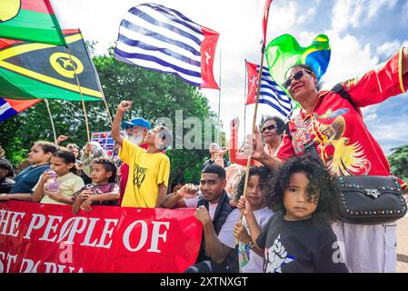 L'Aia, Paesi Bassi. 15 agosto 2024. I manifestanti tengono uno striscione e bandiere durante la manifestazione al Carnegieplein, di fronte alla Corte internazionale di giustizia (ICJ). L'Indonesia invase la Papua Occidentale nel 1961. Sotto la forte pressione pollicale degli Stati Uniti, la Papua Occidentale fu annessa all'Indonesia nel 1963. Da allora, il popolo del Papua Occidentale ha lottato per la propria libertà e indipendenza. Porre fine al colonialismo nell'Oceano Pacifico. Credito: SOPA Images Limited/Alamy Live News Foto Stock