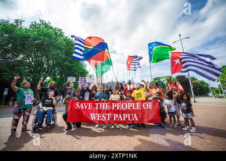 L'Aia, Paesi Bassi. 15 agosto 2024. I manifestanti tengono uno striscione e bandiere durante la manifestazione al Carnegieplein, di fronte alla Corte internazionale di giustizia (ICJ). L'Indonesia invase la Papua Occidentale nel 1961. Sotto la forte pressione pollicale degli Stati Uniti, la Papua Occidentale fu annessa all'Indonesia nel 1963. Da allora, il popolo del Papua Occidentale ha lottato per la propria libertà e indipendenza. Porre fine al colonialismo nell'Oceano Pacifico. (Foto di Charles M Vella/SOPA Images/Sipa USA) credito: SIPA USA/Alamy Live News Foto Stock