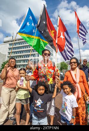 L'Aia, Paesi Bassi. 15 agosto 2024. I manifestanti detengono bandiere durante la manifestazione al Carnegieplein, di fronte alla Corte internazionale di giustizia (ICJ). L'Indonesia invase la Papua Occidentale nel 1961. Sotto la forte pressione pollicale degli Stati Uniti, la Papua Occidentale fu annessa all'Indonesia nel 1963. Da allora, il popolo del Papua Occidentale ha lottato per la propria libertà e indipendenza. Porre fine al colonialismo nell'Oceano Pacifico. (Foto di Charles M Vella/SOPA Images/Sipa USA) credito: SIPA USA/Alamy Live News Foto Stock