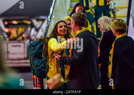 Jessica Fox (L) è accolta dal CEO del Comitato Olimpico Australiano Matt Carroll dopo essere arrivata dai Giochi Olimpici di Parigi del 2024 in Australia con la squadra Olimpica Australiana. Arrivo ufficiale della squadra olimpica australiana, festa di benvenuto a casa al Qantas Hangar 96, mentre gli australiani sbarcano dal jet Dreamliner di Qantas 'Go Aussies' all'Aeroporto di Sydney. La squadra, indossando "verde e oro", è stata accolta da funzionari governativi australiani, funzionari sportivi, personale Qantas, media e membri della famiglia. (Foto di Alexander Bogatyrev/SOPA Images/Sipa USA) Foto Stock