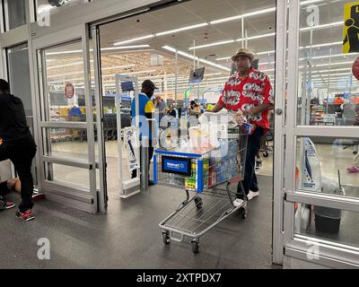 Hallandale Beach, Stati Uniti. 15 agosto 2024. La spesa dei consumatori aumenta perché l'economia sta migliorando e mette da parte la paura della recessione. Walmart il 15 agosto 2024, a Hallandale Beach, Florida. Crediti: SIPA USA/Alamy Live News Foto Stock