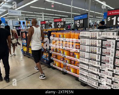 Hallandale Beach, Stati Uniti. 15 agosto 2024. La spesa dei consumatori aumenta perché l'economia sta migliorando e mette da parte la paura della recessione. Walmart il 15 agosto 2024, a Hallandale Beach, Florida. Crediti: SIPA USA/Alamy Live News Foto Stock