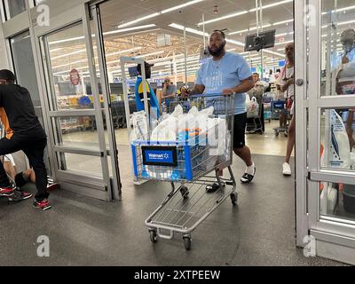 Hallandale Beach, Stati Uniti. 15 agosto 2024. La spesa dei consumatori aumenta perché l'economia sta migliorando e mette da parte la paura della recessione. Walmart il 15 agosto 2024, a Hallandale Beach, Florida. Crediti: SIPA USA/Alamy Live News Foto Stock