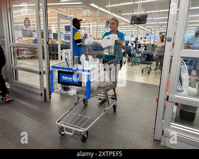 Hallandale Beach, Stati Uniti. 15 agosto 2024. La spesa dei consumatori aumenta perché l'economia sta migliorando e mette da parte la paura della recessione. Walmart il 15 agosto 2024, a Hallandale Beach, Florida. Crediti: SIPA USA/Alamy Live News Foto Stock