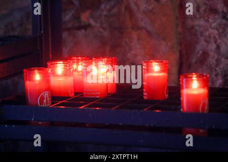 Covadonga, Spagna. 15 agosto 2024. Diverse candele accese nella grotta Santa durante la vita quotidiana a Onís, il 15 agosto 2024, a Covadonga, Spagna. (Foto di Alberto Brevers/Pacific Press) credito: Pacific Press Media Production Corp./Alamy Live News Foto Stock