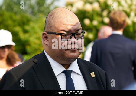 Bedminster, Stati Uniti. 15 agosto 2024. Steven Cheung, portavoce dell'ex presidente degli Stati Uniti Donald Trump, guarda durante una conferenza stampa al Trump National Golf Club di Bedminster, New Jersey, giovedì 15 agosto 2024. L'azienda familiare dell'ex presidente sta cercando di costruire residenze e negozi all'interno del resort Trump National Doral Miami, secondo i documenti pubblicati sul sito Web di una città di Doral. Foto di Bing Guan/UPI credito: UPI/Alamy Live News Foto Stock