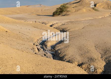 Paesaggio arido vicino a Berca, Buzau, Romania. Si tratta di un fenomeno geologico unico in Europa, dove il gas terrestre raggiunge la superficie attraverso le colline maki Foto Stock