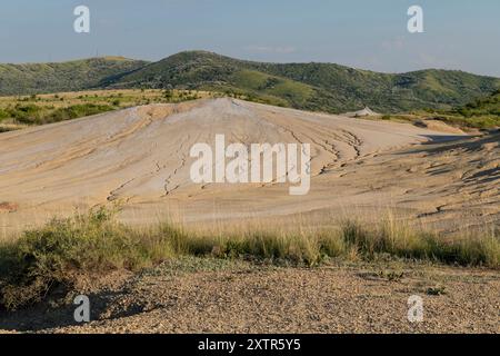 Paesaggio arido vicino a Berca, Buzau, Romania, che mostra un raro fenomeno geologico europeo. Qui, i gas dalla terra emergono attraverso le colline, crea Foto Stock