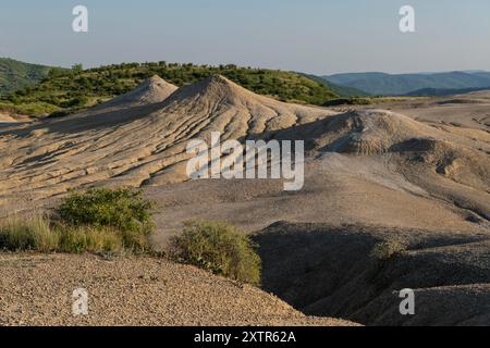 Paesaggio arido vicino a Berca, Buzau, Romania, che mostra un raro fenomeno geologico europeo. Qui, i gas dalla terra emergono attraverso le colline, crea Foto Stock