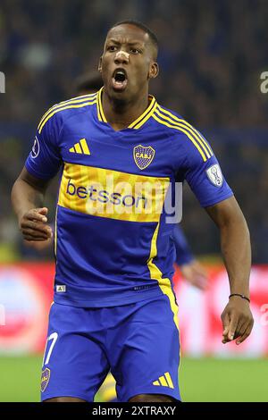 Città di Buenos Aires il 15 agosto 2024. Il difensore peruviano del Boca Juniors Luis Advincula dell'Argentina gestì durante la partita di Coppa Sudamericana del 16° turno contro il brasiliano Cruzeiro, allo stadio la Bombonera, a Buenos Aires, il 15 agosto 2024. Foto Stock