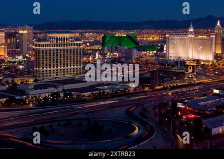 Gli hotel con casinò si illuminano al crepuscolo lungo la Las Vegas Strip, inclusi gli hotel Bellagio, MGM e Monte Cristo, intorno al 2006. Foto Stock