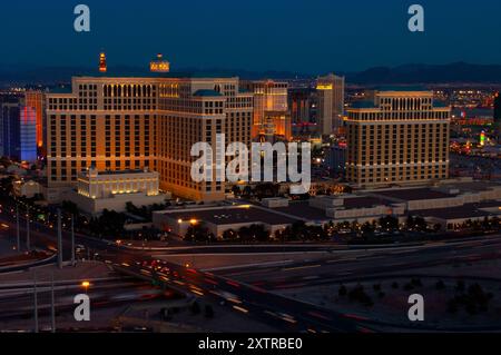 Gli hotel con casinò si illuminano al crepuscolo lungo la Las Vegas Strip, tra cui Bally's e il Bellagio Hotel, intorno al 2006. Foto Stock