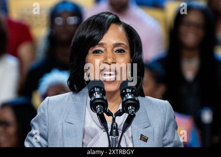 Marlboro, Stati Uniti. 15 agosto 2024. Angela Alsobrooks, Prince George's County, MD, parla di ridurre il costo dei farmaci da prescrizione presso il Prince George's Community College di Marlboro, MD Credit: SOPA Images Limited/Alamy Live News Foto Stock