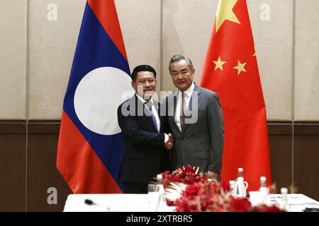 Bangkok, Thailandia. 15 agosto 2024. Il ministro degli Esteri cinese Wang Yi, anche membro dell'Ufficio politico del Comitato centrale del Partito Comunista Cinese, incontra il vice primo ministro del Laos e il ministro degli Esteri Saleumxay Kommasith a Chiang mai, Thailandia, 15 agosto 2024. Crediti: Sun Weitong/Xinhua/Alamy Live News Foto Stock