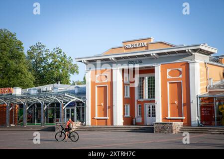 Foto di un segno della stazione ferroviaria di Sigulda. Sigulda è una città della regione di Vidzeme in Lettonia, a 53 chilometri dalla capitale riga. Questa immagine Foto Stock