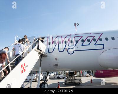 Immagine di un Airbus A320 appartenente a Wizzair pronto per il rullaggio sulla pista dell'aeroporto di Roma Ciampino. Wizz Air, legalmente costituita come Wizz Air Hu Foto Stock