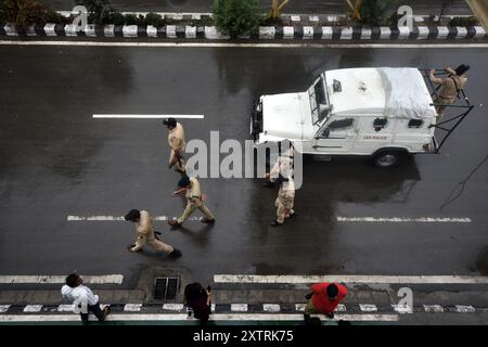 Srinagar, India. 15 agosto 2024. I poliziotti indiani mantengono vigili e pattugliamenti su strada durante le celebrazioni del 78° giorno dell'indipendenza dell'India. Il 15 agosto commemora ogni anno la libertà dell'India dal dominio coloniale britannico nel 1947. (Foto di Mubashir Hassan/Pacific Press) credito: Pacific Press Media Production Corp./Alamy Live News Foto Stock