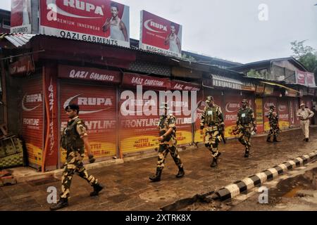 Srinagar, India. 15 agosto 2024. I poliziotti indiani mantengono vigili e pattugliamenti su strada durante le celebrazioni del 78° giorno dell'indipendenza dell'India. Il 15 agosto commemora ogni anno la libertà dell'India dal dominio coloniale britannico nel 1947. (Foto di Mubashir Hassan/Pacific Press) credito: Pacific Press Media Production Corp./Alamy Live News Foto Stock