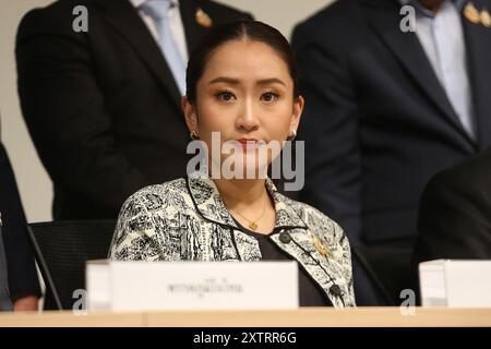 Pechino, Cina. 16 agosto 2024. Paetongtarn Shinawatra, leader del Partito thailandese Pheu, partecipa a una conferenza stampa a Bangkok, Thailandia, 15 agosto 2024. Giovedì la coalizione di governo della Thailandia ha nominato il leader del partito Pheu Thai e figlia dell'ex primo ministro Thaksin Shinawatra, Paetongtarn Shinawatra, come candidato per il nuovo primo ministro del paese nel prossimo voto parlamentare. Crediti: Xinhua/Alamy Live News Foto Stock