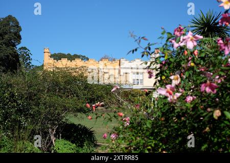 Giardino formale e parco presso la storica Vaucluse House, edifici, alberi, piante e fiori, Sydney, Australia Foto Stock