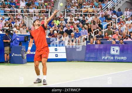 Mason, Ohio, Stati Uniti. 15 agosto 2024. Carlos Alcaraz (ESP) serve a Gael Monfils (non nella foto) durante il secondo round maschile del Cincinnati Open 2024 al Lindner Family Tennis Center. (Credit Image: © Debby Wong/ZUMA Press Wire) SOLO PER USO EDITORIALE! Non per USO commerciale! Foto Stock