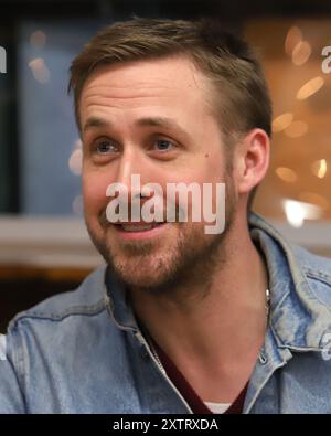 Ryan Gosling firma copie di "Congo Stories" alla Strand Bookstore di New York. Foto Stock