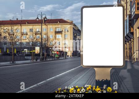 Mockup vuoto di cartellone pubblicitario per esterni su Vertical Street Foto Stock