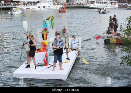 Dinant, Belgio. 15 agosto 2024. Le persone prendono parte alla International Bathtub Regatta sul fiume Mosa a Dinant, Belgio, 15 agosto 2024. A partire dal 1982, i partecipanti si sfidano per creare il più impressionante artigianato a base di vasca da bagno e si sfidano lungo il fiume Mosa a Dinant il 15 agosto di ogni anno. Crediti: Zhao Dingzhe/Xinhua/Alamy Live News Foto Stock