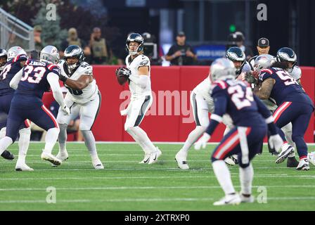 15 agosto 2024; Foxborough, ma, Stati Uniti; il quarterback dei Philadelphia Eagles Kenny Pickett (7) guarda come lanci durante la gara di pre-stagione della NFL tra Philadelphia Eagles e New England Patriots a Foxborough, Massachusetts. Anthony Nesmith/CSM Foto Stock