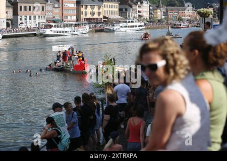 Dinant, Belgio. 15 agosto 2024. La gente guarda la International Bathtub Regatta sul fiume Mosa a Dinant, Belgio, 15 agosto 2024. A partire dal 1982, i partecipanti si sfidano per creare il più impressionante artigianato a base di vasca da bagno e si sfidano lungo il fiume Mosa a Dinant il 15 agosto di ogni anno. Crediti: Zhao Dingzhe/Xinhua/Alamy Live News Foto Stock