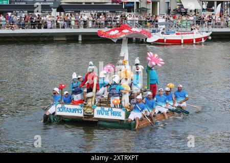 Dinant, Belgio. 15 agosto 2024. Le persone prendono parte alla International Bathtub Regatta sul fiume Mosa a Dinant, Belgio, 15 agosto 2024. A partire dal 1982, i partecipanti si sfidano per creare il più impressionante artigianato a base di vasca da bagno e si sfidano lungo il fiume Mosa a Dinant il 15 agosto di ogni anno. Crediti: Zhao Dingzhe/Xinhua/Alamy Live News Foto Stock