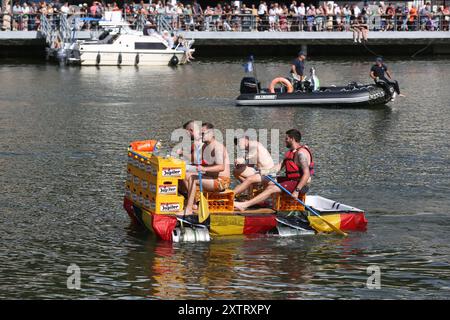 Dinant, Belgio. 15 agosto 2024. Le persone prendono parte alla International Bathtub Regatta sul fiume Mosa a Dinant, Belgio, 15 agosto 2024. A partire dal 1982, i partecipanti si sfidano per creare il più impressionante artigianato a base di vasca da bagno e si sfidano lungo il fiume Mosa a Dinant il 15 agosto di ogni anno. Crediti: Zhao Dingzhe/Xinhua/Alamy Live News Foto Stock