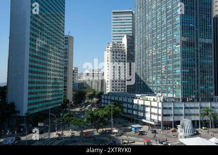 Rio de Janeiro, Brasile - 15 agosto 2024: Famosa piazza del centro, largo da Carioca, vista dall'alto, raffigurante anche l'edificio del viale centrale Foto Stock