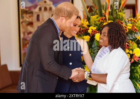 Bogotà, Colombia. 15 agosto 2024. NOTA DELL'EDITORE: CARTA - CREDITO OBBLIGATORIO (da sinistra a destra) IL PRINCIPE HARRY, duca di Sussex, MEGHAN, duchessa di Sussex, stringe la mano al vicepresidente colombiano Francia Marquez durante un evento al loro arrivo nel paese, a Bogotà, Colombia, 15 agosto 2024. Foto fornita da: Darwin Torres/Colombian Vicepresidency/Long Visual Press Credit: Long Visual Press/Alamy Live News Foto Stock