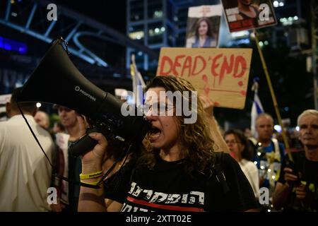Israele. 15 agosto 2024. Un manifestante canta davanti a un segno che dice: "Vicolo cieco”. Gli israeliani hanno manifestato con le famiglie degli ostaggi contro il primo ministro Benjamin Netanyahu, chiedendo un accordo immediato con gli ostaggi e il cessate il fuoco - mentre i negoziati per il cessate il fuoco a Gaza hanno luogo in Qatar. Tel Aviv, Israele. 15 agosto 2024. (Matan Golan/Sipa USA). Crediti: SIPA USA/Alamy Live News Foto Stock