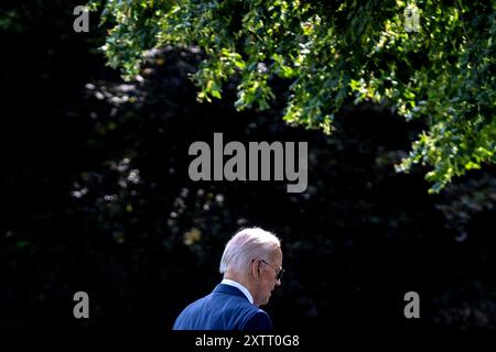 Washington, Stati Uniti. 15 agosto 2024. Il presidente DEGLI STATI UNITI Joe Biden cammina sul South Lawn della Casa Bianca dopo essere arrivato su Marine One a Washington, DC, USA, giovedì 15 agosto, 2024. Biden è tornato al percorso della campagna elettorale navigando in una strana e amara dinamica: come passare dal candidato presidenziale in carica all'hype man per il vicepresidente Kamala Harris. Foto di Anna Rose Layden/Pool/ABACAPRESS. COM credito: Abaca Press/Alamy Live News Foto Stock