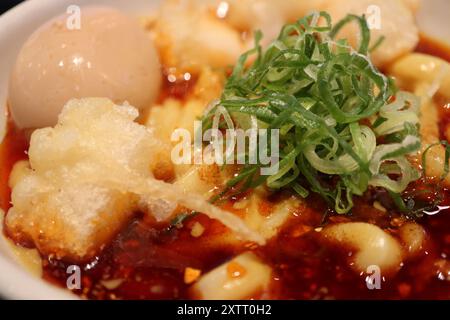 Cucina giapponese: Spaghetti udon al curry speziati a Tokyo, Giappone Foto Stock