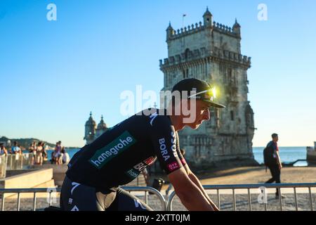 Belem, Portogallo. 15 agosto 2024. Aleksandr Vlasov della Russia dal Red Bull Bora - Hansgrohe visto durante la presentazione del team alla Torre de Belem prima della 79a la Vuelta Ciclista a Espana 2024. Credito: SOPA Images Limited/Alamy Live News Foto Stock