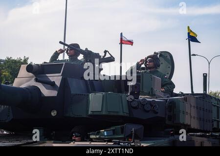 I soldati polacchi salutano dalla cima del loro carro armato. La Polonia celebra la sua giornata delle forze Armate e il suo 25° anno come membro della NATO, con una parata militare. Le forze armate polacche, insieme alle truppe alleate di stanza nel paese, parteciparono a una parata di fronte al pubblico, ai media e radunarono dignitari. Prima della sfilata, il vice primo ministro e ministro della difesa nazionale della Polonia, W?adys?aw Kosiniak-Kamysz, il primo ministro polacco Donald Tusk e il presidente della Polonia, Andrzej Duda si rivolse al pubblico e ai media riuniti. La parata comprendeva soldati, divisioni meccanizzate, carri armati, Foto Stock